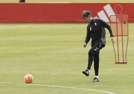 Pacheta golpea el balón en su primer entreno.