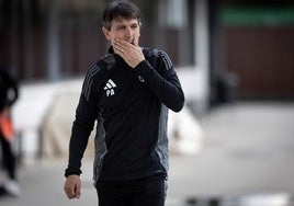 Pacheta, nuevo entrenador del Granada, con el chándal del equipo.