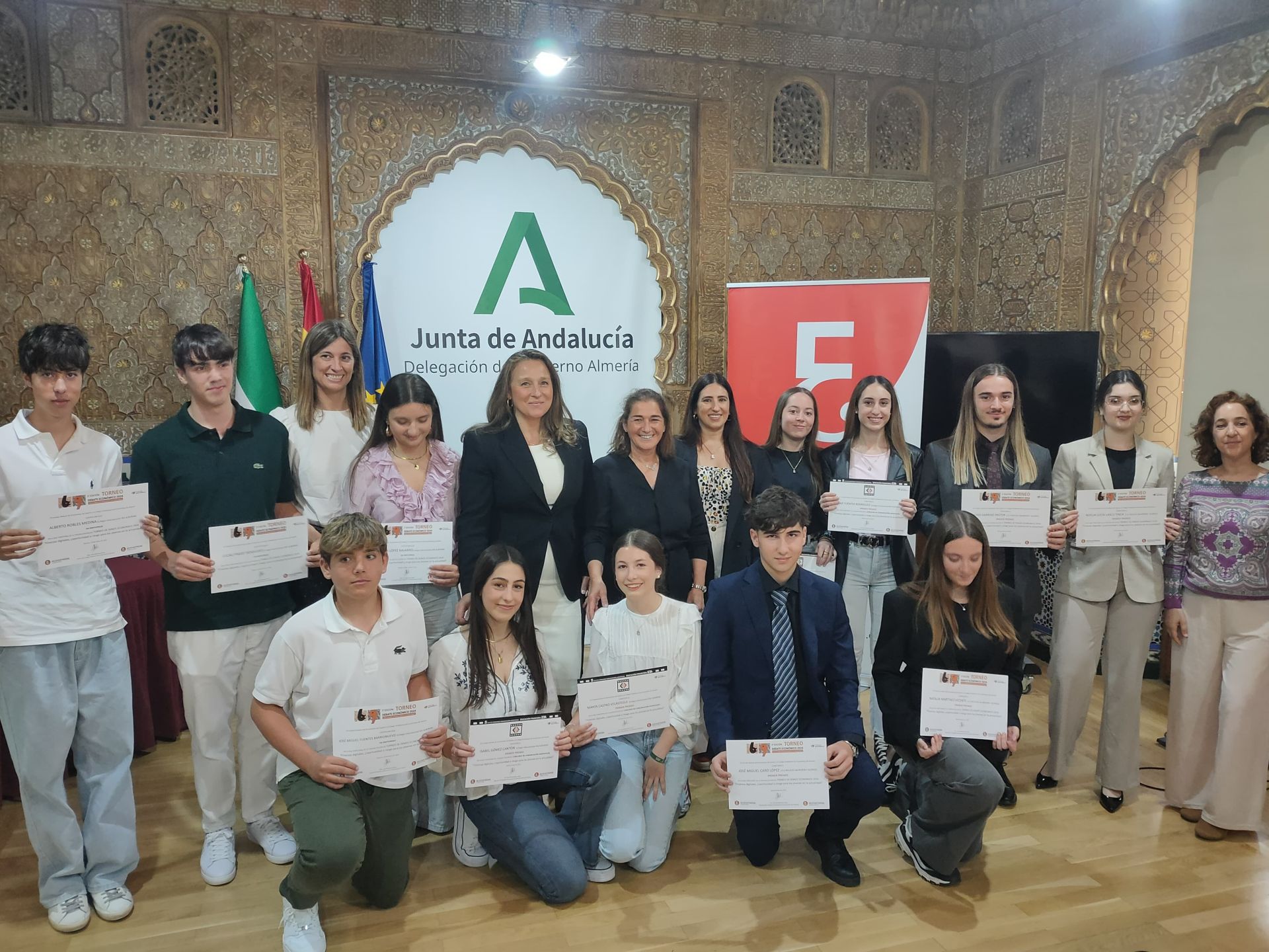 Jóvenes Talentos en Finanzas Celebrados: El Colegio de Economistas Reconoce a los Subcampeones y Finalistas del Torneo de Debate y Concurso Audiovisual