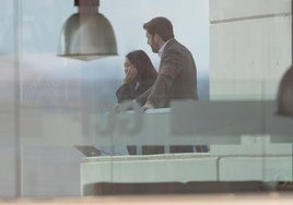 Sophia Yang y Javier Aranguren observan el entrenamiento.
