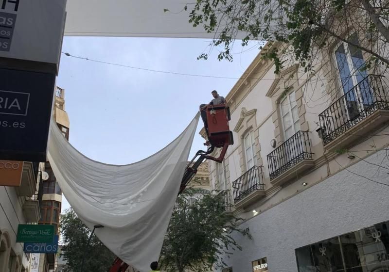 Colocación de toldos en el centro de Almería durante el verano pasado.