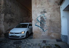 La puerta de Fajalauza, llena de pintadas.