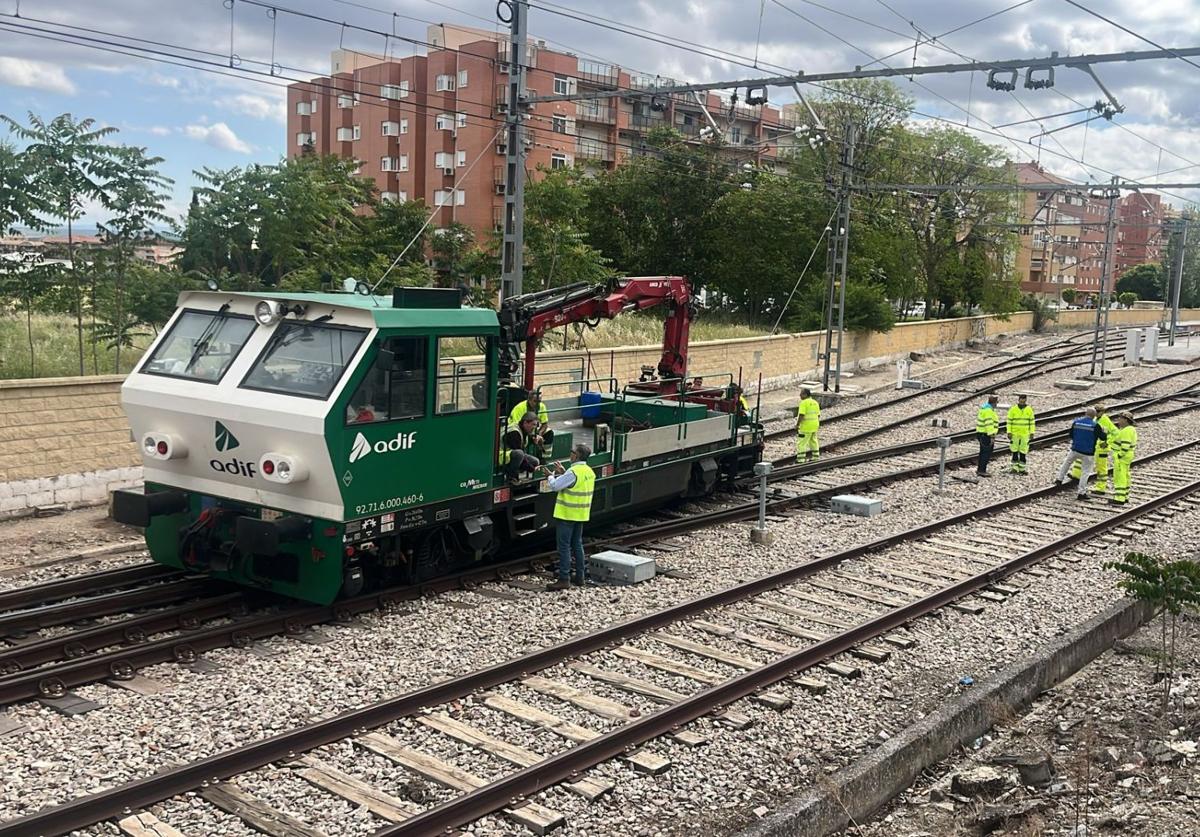 Operarios trabajando sobre las vías para solventar la incidencia.