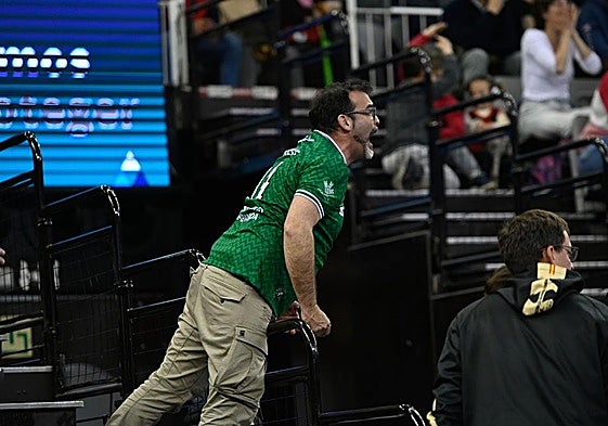 Un aficionado se desgañita por una decisión arbitral en el Palacio de los Deportes.