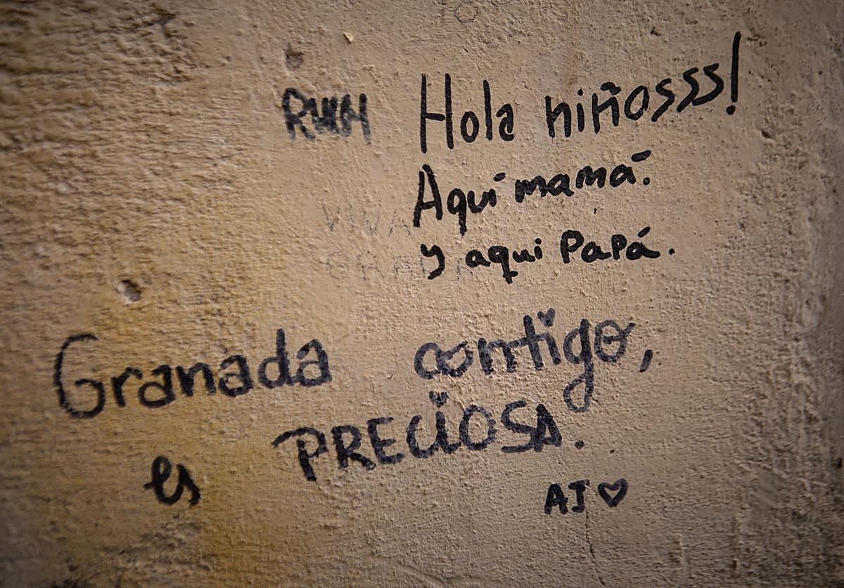 Imagen principal - El Arco de las Pesas, lleno de pintadas. 