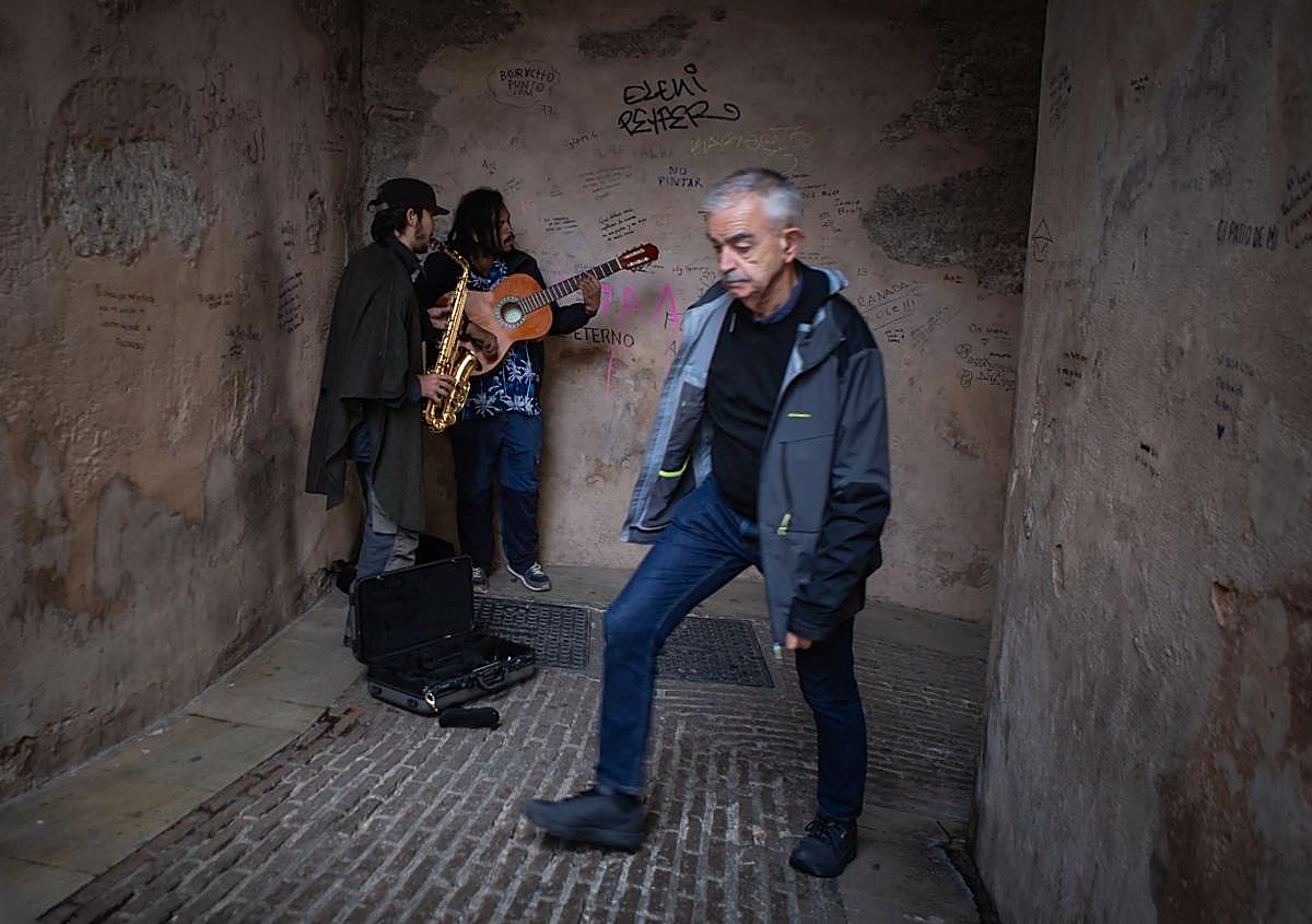 Imagen secundaria 1 - Trasiego continuo de personas por el Arco de las Pesas. 