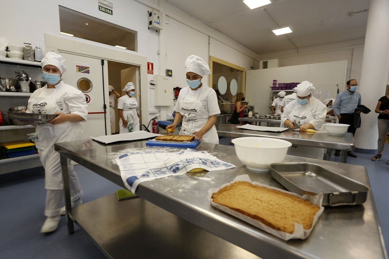 Despiden a una trabajadora de una pastelería y le tiene que pagar 2.000 euros por 215 horas extra