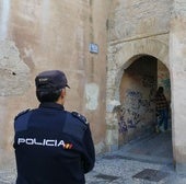 Lo pillan con los brazos y la cabeza manchados de rojo tras pintar la iglesia de San Nicolás.