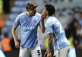 Los futbolistas del Coventry City lamentan la derrota en la prórroga.