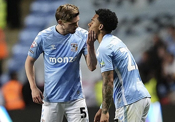 Los futbolistas del Coventry City lamentan la derrota en la prórroga.
