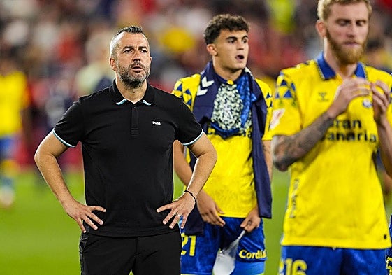 Diego Martínez lamenta junto a sus futbolistas la derrota en Sevilla.
