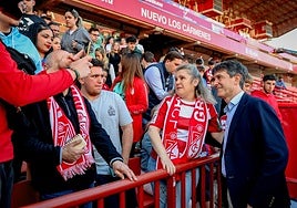 Pacheta posa con aficionados del Granada tras su presentación oficial.
