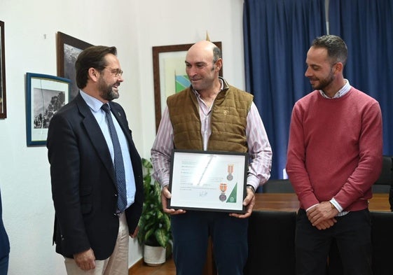 El delegado del Gobierno, Antonio Granados, ha entregado la insignia que otorga la Consejería de Presidencia e Interior a Alfonso Jiménez.