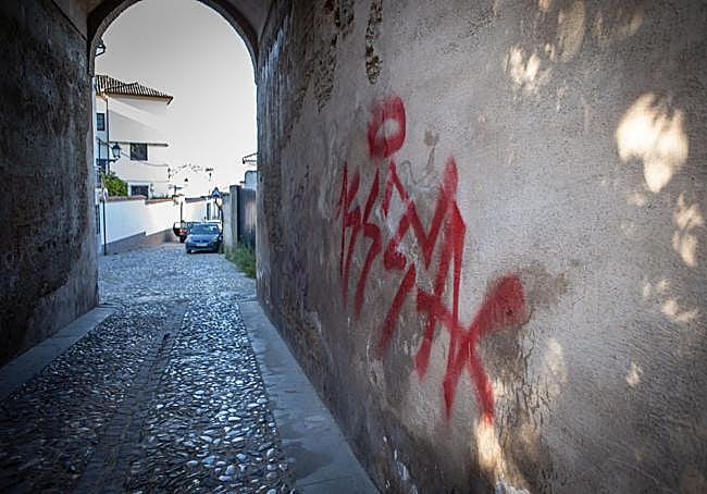 Pintadas en el interir de la puerta de Fajalauza.