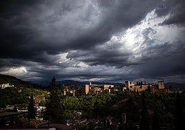 Los nubarrones negros sobre la Alhambra de Granada ayer por la tarde.