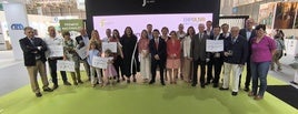 Foto de familia de los premiados junto a autoridades