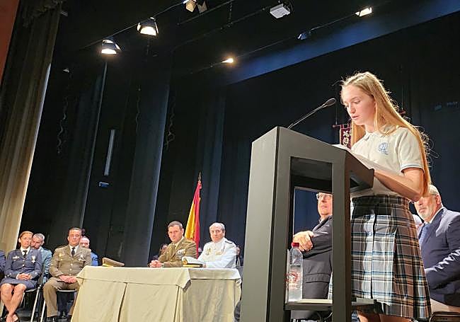 Celia, la hermana de Lidia Lucía, lee la carta ganadora.