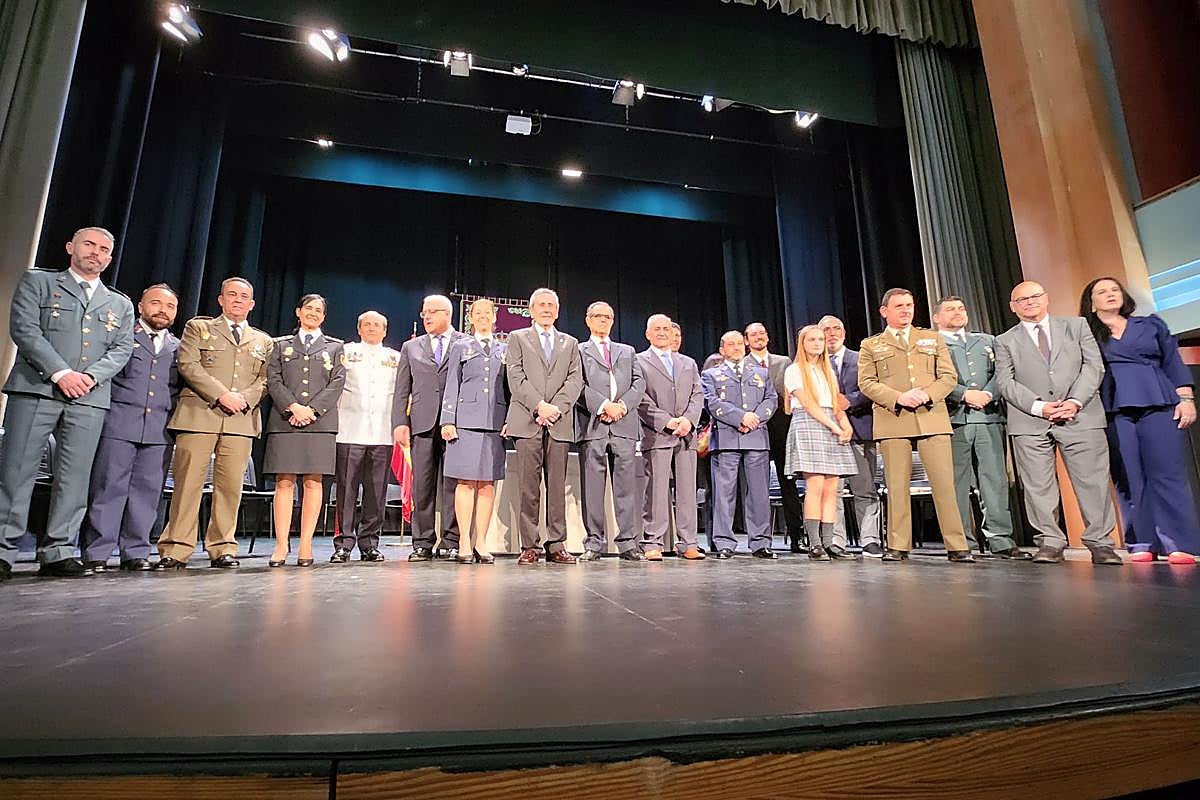 Foto de familia de los distinguidos en el acto de la Subdelegación de Defensa en Jaén.