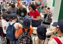 Escolares participan en un taller divulgativo organizado por la UJA sobre las fases de la cadena de valor de los aceites de oliva.