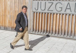 El excalde de Otura, en las puertas de los juzgados de Santa Fe.
