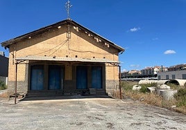 La nave y los terrenos, junto a la estación de Andaluces de la capital.