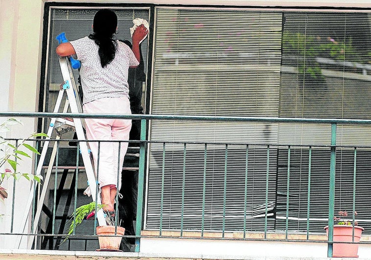 El trámite que tienes que hacer si tienes una empleada de hogar antes de noviembre