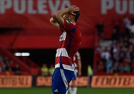 Frustración entre los futbolistas del Granada contra el Eibar.