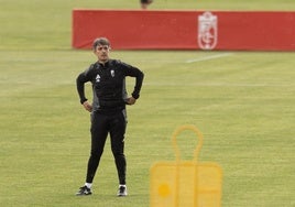 Pacheta dirige uno de sus primeros entrenamientos al frente del Granada.