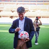 Pacheta firma un balón durante su presentación.