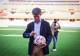 Pacheta firma un balón durante su presentación.