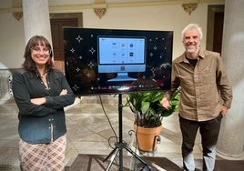 SaraArmada y Nani Castañada, presentando el directorio.