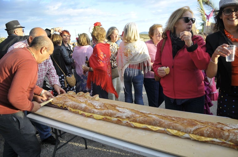 El pueblo de Granada que ha ofrecido a los romeros un bocadillo de metro y medio y nueve paletillas