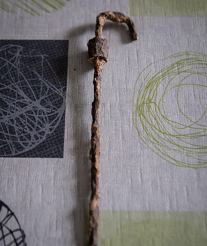 Imagen secundaria 2 - Arriba y abajo a la derecha, restos de una bomba Laffite. Abajo a la izquierda, trozos de una botella de cerveza de los años cuarenta. 