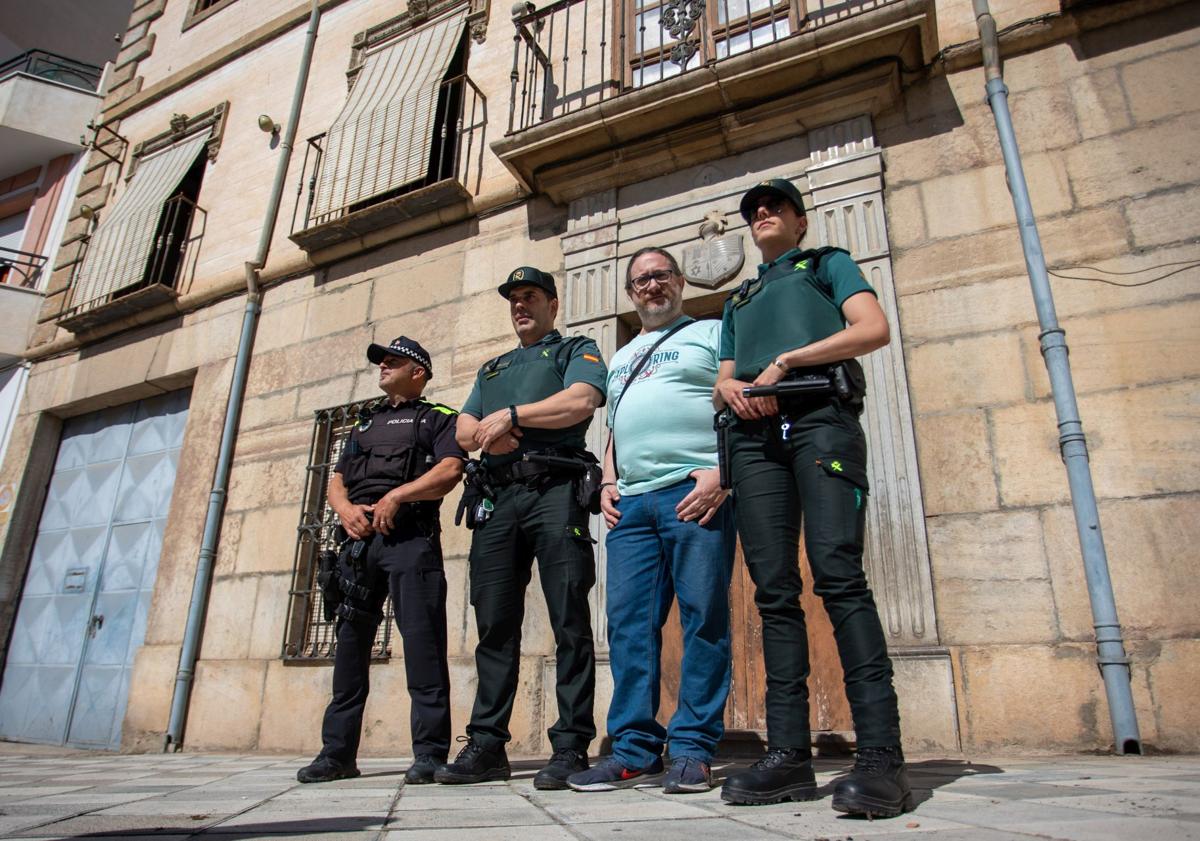 Imagen principal - Los protagonistas fuera del edificio afectado. En las otras imágenes, estado en el que quedó la vivienda.