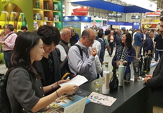 Público degustando los aceites Jaén Selección.