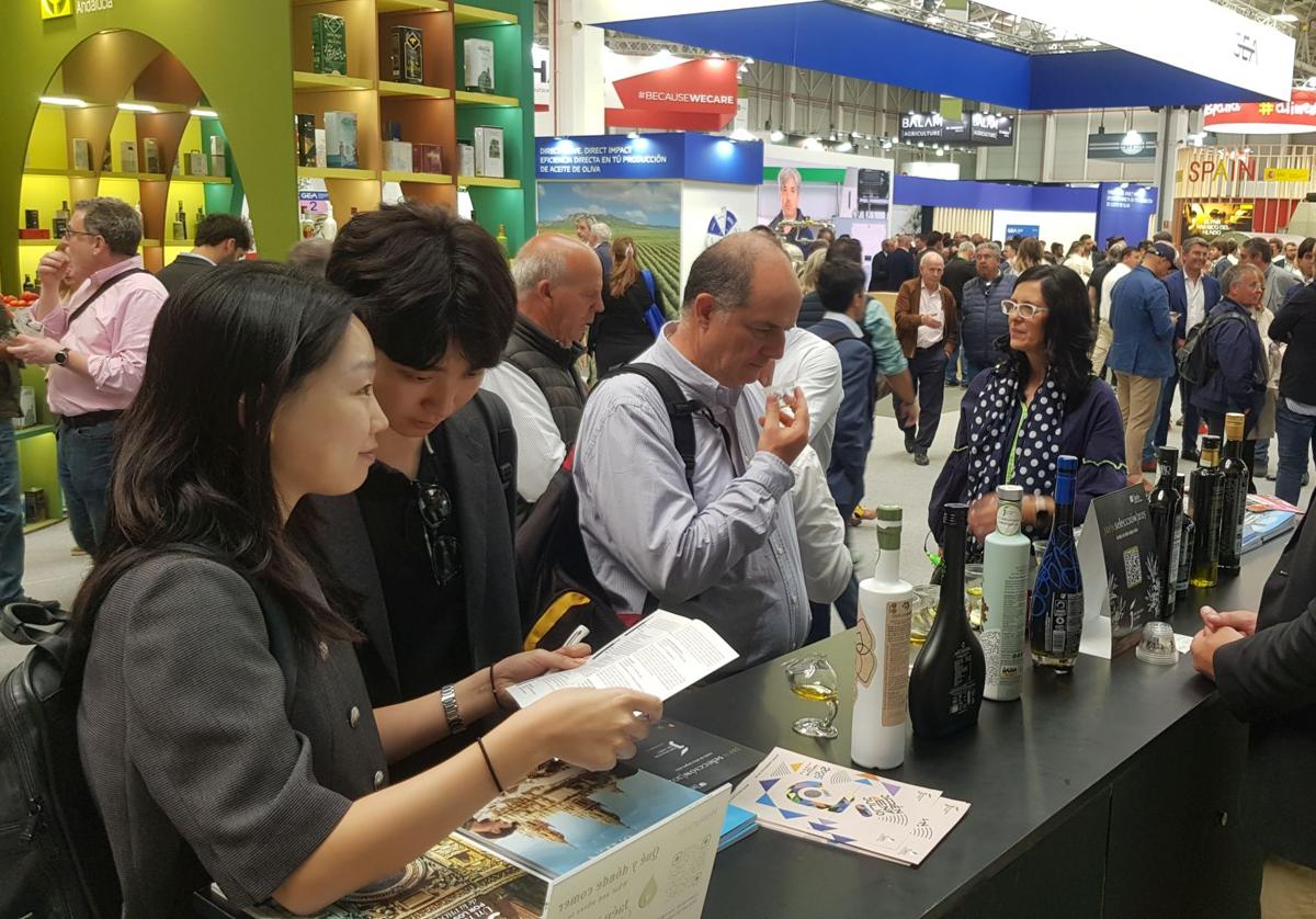 Público degustando los aceites Jaén Selección.