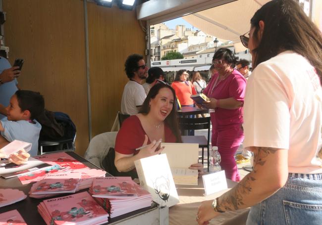 Lucía G. Sobrado, en la caseta de firmas.