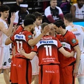 Los jugadores granadinos improvisan un tiempo muerto en la pista del Palacio para intercambiar opiniones.