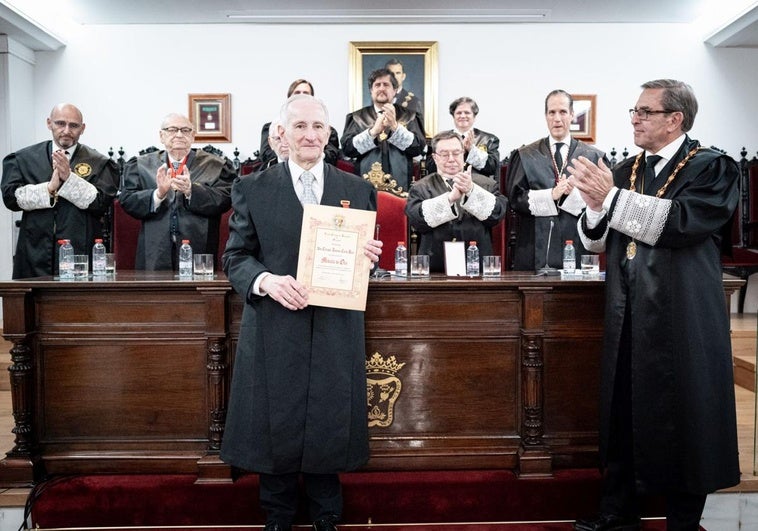 El letrado Enrique Ceres recibe la Medalla de Oro del Colegio de Abogados
