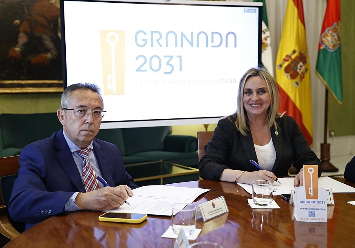Firma del acuerdo entre el presidente de los caseteros y la alcaldesa de Granada.