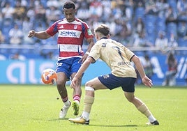 Loïc Williams, todavía apercibido con catorce tarjetas amarillas, juega un balón en Riazor.