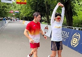 María Pérez estira junto a Jacinto Garzón ya en Podebrady.