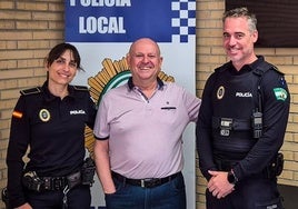 Agentes de Motril junto al hombre socorrido.