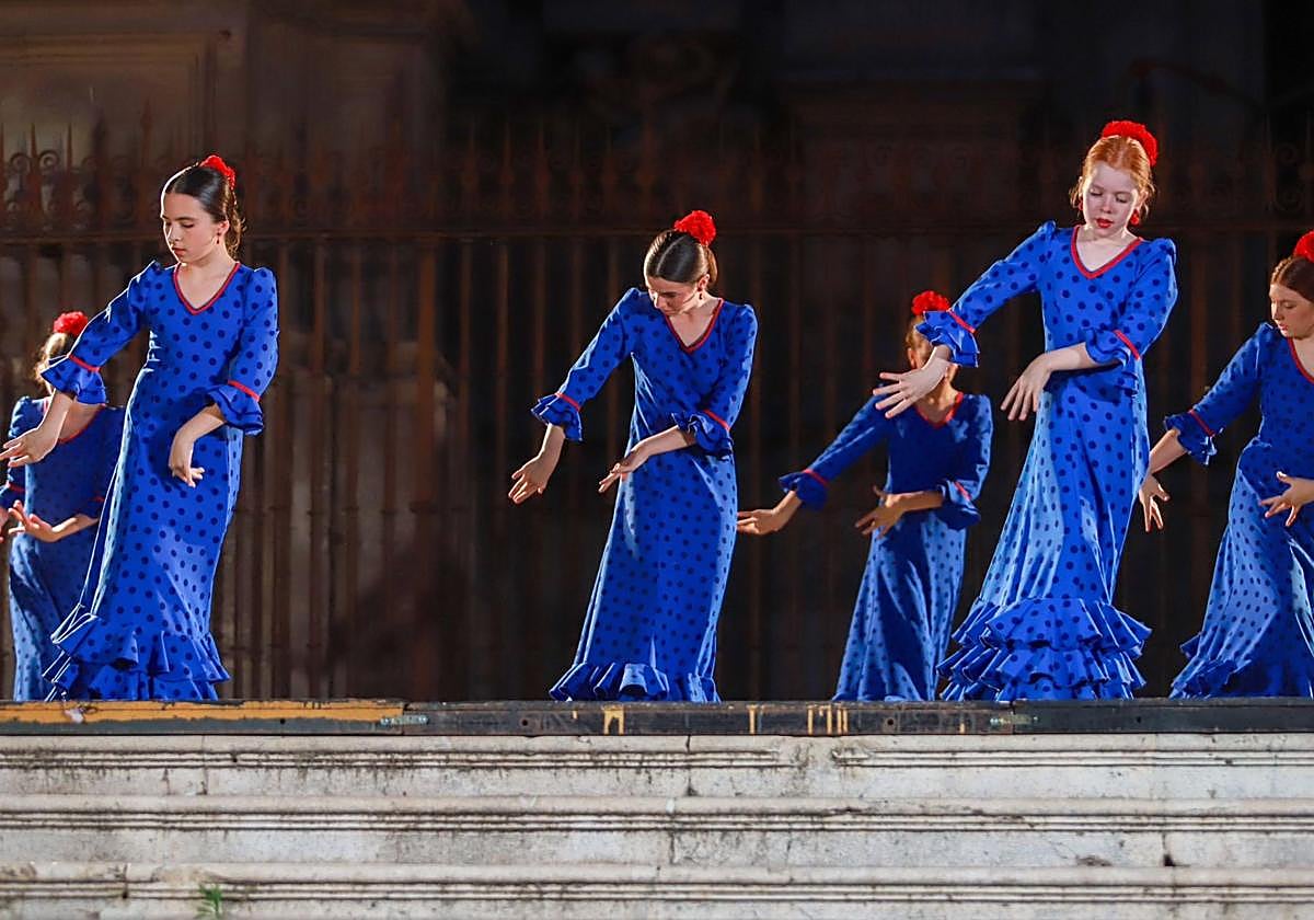 Actuación de danza en la plaza de las Pasiegas