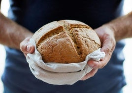 El mejor truco para descongelar el pan y que quede crujiente.