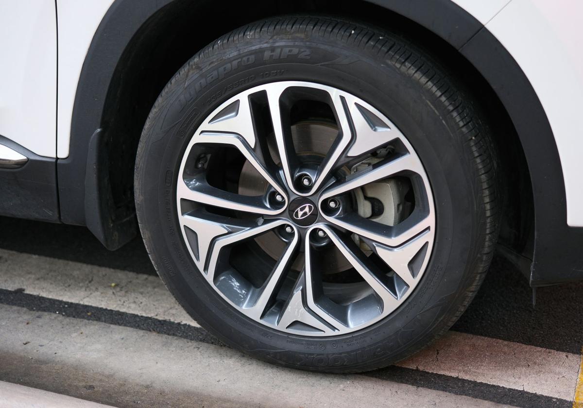 Esto es lo que tienes que llevar en el maletero si se te pincha una rueda del coche y no tienes otra de repuesto | ideal