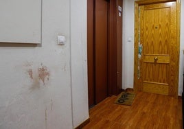 La puerta precintada del piso en el que ocurrió el suceso.