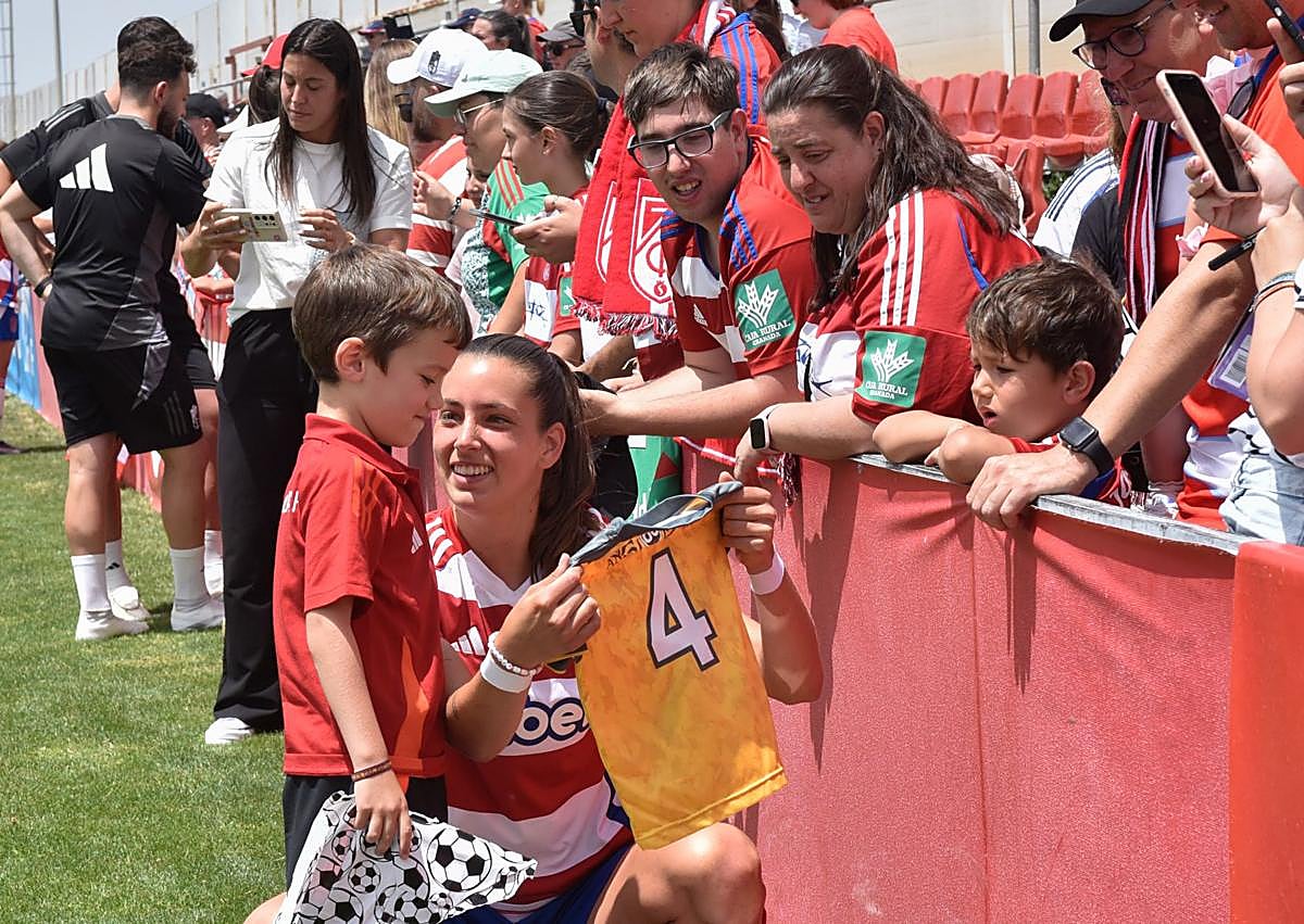 Imagen secundaria 1 - Las jugadoras y los hinchas del Granada femenino, en comunión. 