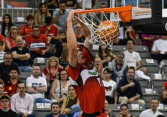 Mate de Elias Valtonen en el partido contra el Río Breogán en el Palacio.