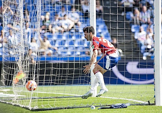 Manu Trigueros empuja el gol de la sentencia en Riazor.